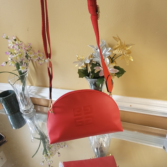 Givenchy clutch/pouch converted in to shoulder bag or cross body - Picture 5 of 14